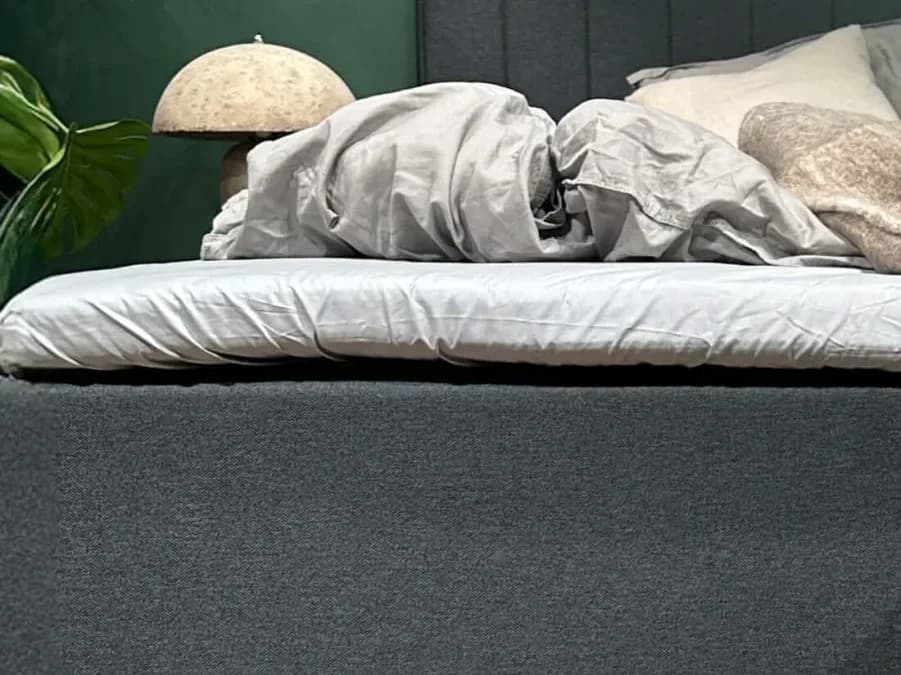 Nahaufnahme des über den Topper eines Familienbetts gespannten FamBed-Spannbettlakens