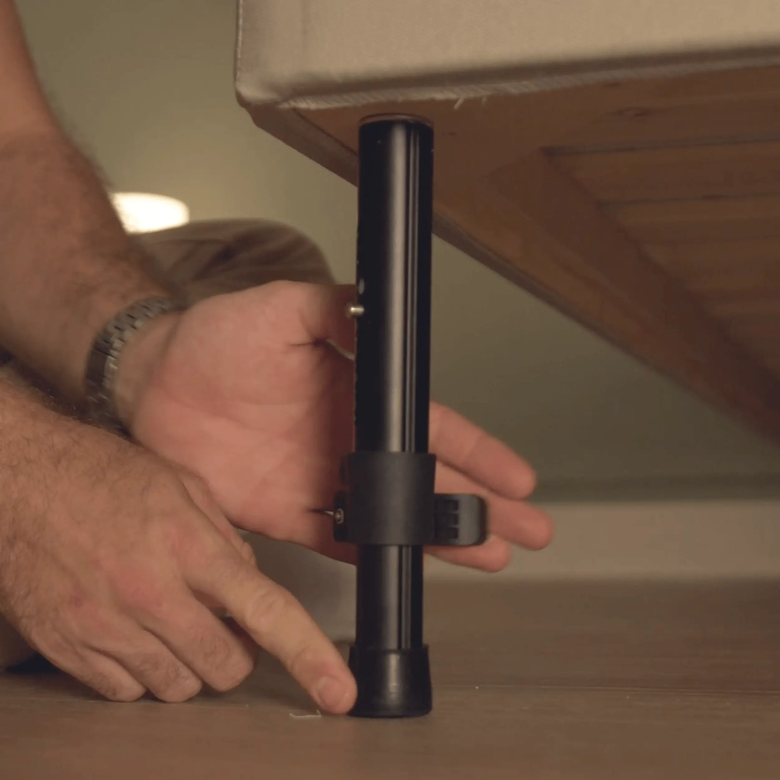 Montage eines höhenverstellbaren Aluminiumbettbeins unter einem Bett