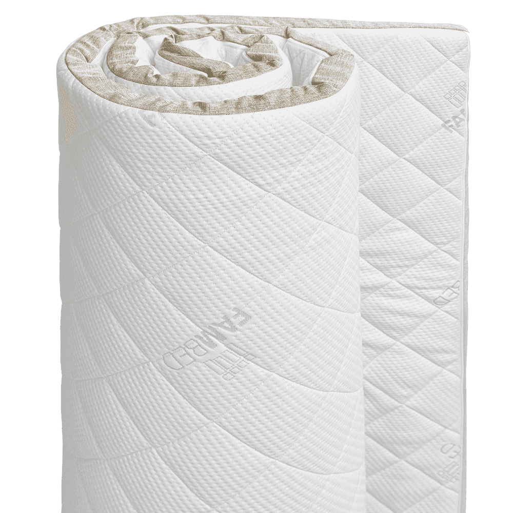 Zusammengerollter FAMBED Topper mit gestepptem weißem Bezug und beigefarbenem Einfassband