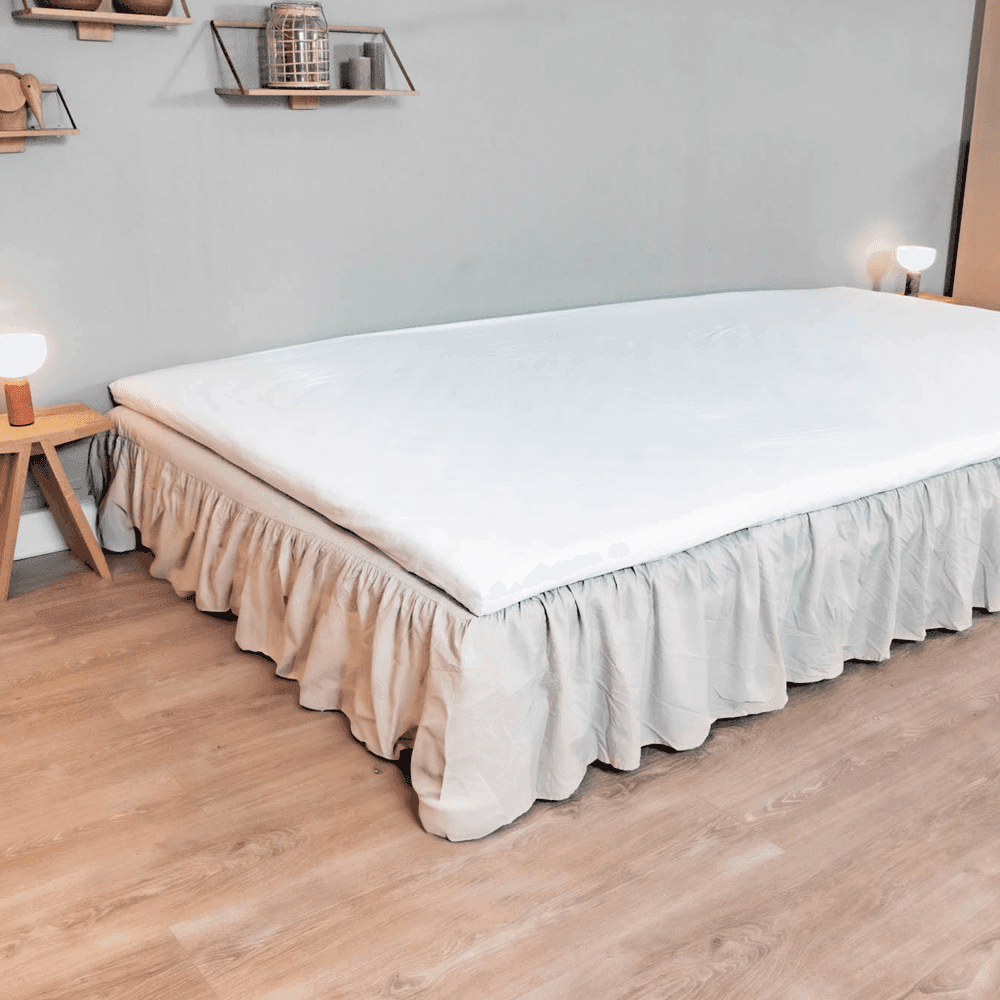 Geraffter maßgefertigter FamBed Bedskirt, der den Bettunterbau bis zum Boden verdeckt