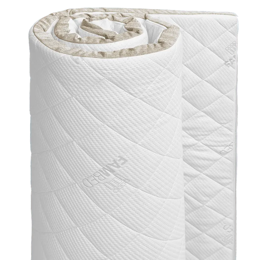 Zusammengerollter FAMBED Topper mit gestepptem weißem Bezug und beigefarbenem Einfassband