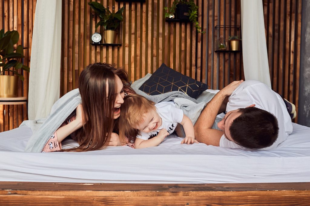 Gemeinsames Schlafen im Familienbett: Welche Bett- und Matratzenkonfiguration benötigen Eltern?
