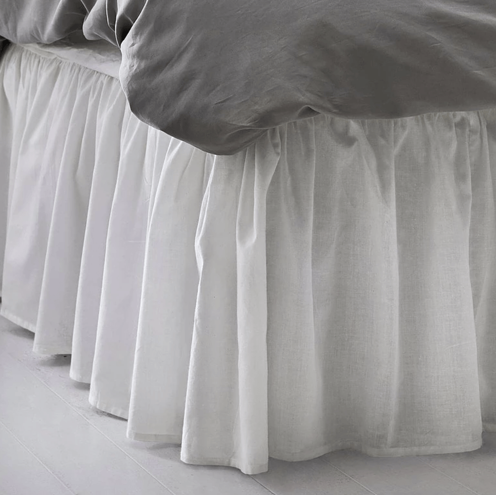 Bettvolant aus gewelltem weißem Stoff für ein riesiges Familienbett