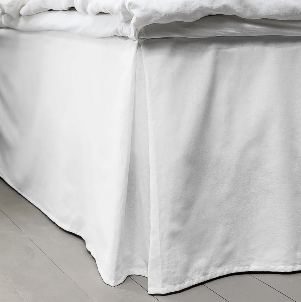 Bettvolant aus glattem weißen Stoff für ein riesiges Familienbett