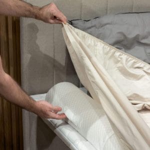 Sengehest-i-skum-med-underlag-til-under-eller-over-lagen